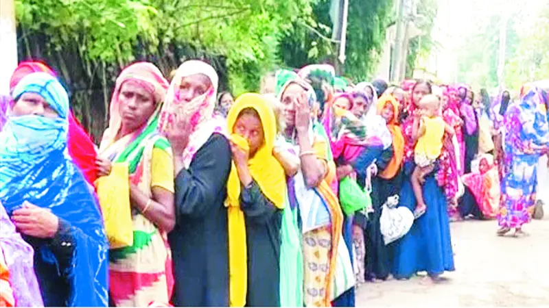 আত্মগোপনে’ ওএমএস ডিলাররা, ভোগান্তিতে হাওয়া বেগমরা আত্মগোপনে’ ওএমএস ডিলাররা, ভোগান্তিতে হাওয়া বেগমরা