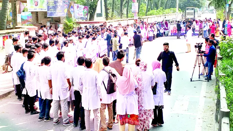 ইন্টার্ন চিকিৎসকদের ‘কমপ্লিট শাটডাউনে’ দুর্ভোগে রোগীরা ইন্টার্ন চিকিৎসকদের ‘কমপ্লিট শাটডাউনে’ দুর্ভোগে রোগীরা