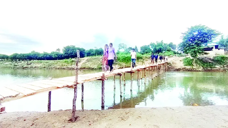 খাগড়াছড়িতে ব্রিজের অভাবে ৫৪ বছর ধরে দুর্ভোগ খাগড়াছড়িতে ব্রিজের অভাবে ৫৪ বছর ধরে দুর্ভোগ