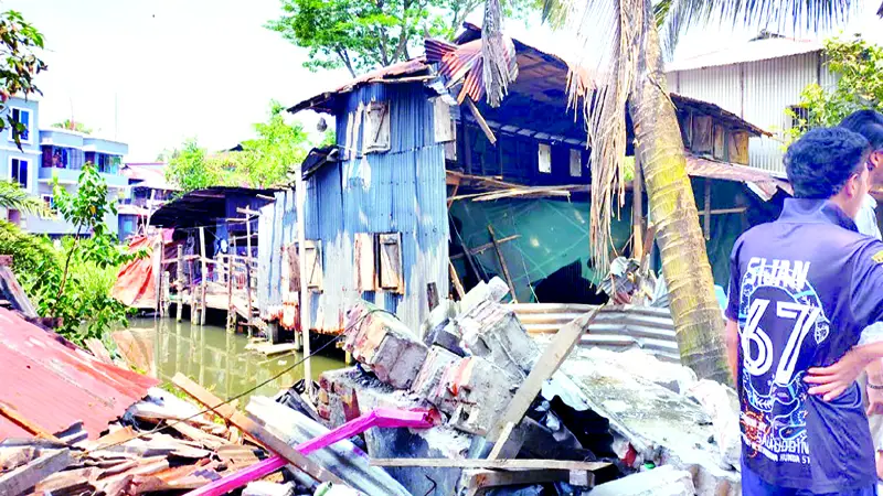 কলাপাড়ায় খালের ওপর নির্মিত স্থাপনা অপসারণ শুরু কলাপাড়ায় খালের ওপর নির্মিত স্থাপনা অপসারণ শুরু