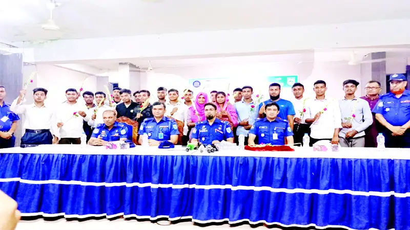 স্বচ্ছ প্রক্রিয়ায় চাকরি খুশিতে কাঁদলেন ১৭ নবীন পুলিশ স্বচ্ছ প্রক্রিয়ায় চাকরি খুশিতে কাঁদলেন ১৭ নবীন পুলিশ