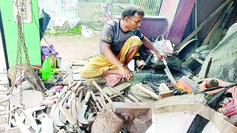 মোরেলগঞ্জে কামারপাড়ায় নেই সেই টুংটাং শব্দ 