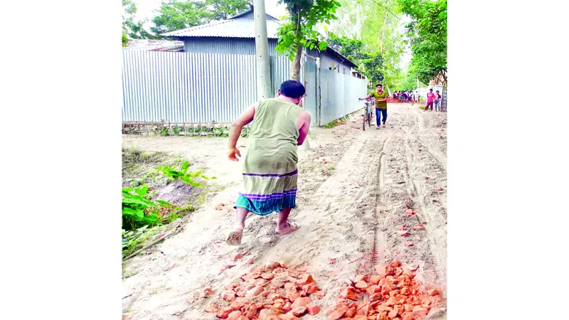 এলাকাবাসীর অর্থায়নে রাস্তা মেরামত এলাকাবাসীর অর্থায়নে রাস্তা মেরামত