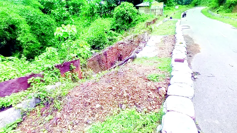 মহালছড়ি-জালিয়াপাড়া সড়কে ৩৭ পয়েন্টে ভাঙন মহালছড়ি-জালিয়াপাড়া সড়কে ৩৭ পয়েন্টে ভাঙন