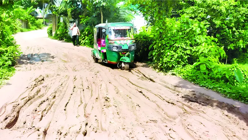 তিতাসে রাস্তা সংস্কার না করায় ঝুঁকি নিয়ে চলছে যানবাহন তিতাসে রাস্তা সংস্কার না করায় ঝুঁকি নিয়ে চলছে যানবাহন