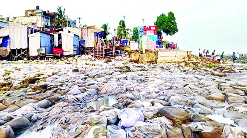 ভাঙনের মুখে কুয়াকাটা ভাঙনের মুখে কুয়াকাটা