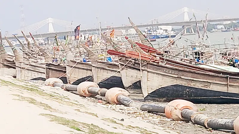 সাগরে মাছ ধরায় নিষেধাজ্ঞা বলবৎ ॥ তীরে ফিরেছে নৌযান সাগরে মাছ ধরায় নিষেধাজ্ঞা বলবৎ ॥ তীরে ফিরেছে নৌযান