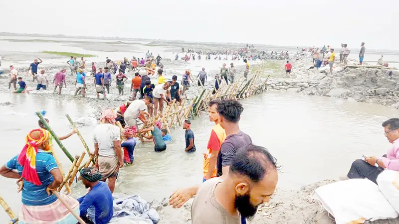 স্বেচ্ছাশ্রমেও ভাঙা বাঁধ আটকানো যায়নি স্বেচ্ছাশ্রমেও ভাঙা বাঁধ আটকানো যায়নি