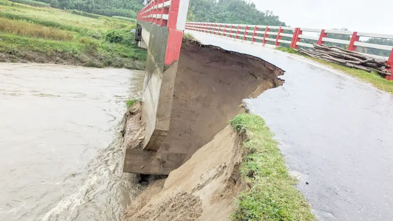 রামুতে ভাঙনের কবলে সেতু রামুতে ভাঙনের কবলে সেতু