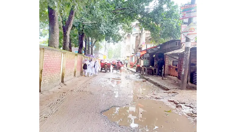 উল্লাপাড়ায় খানাখন্দে ভরা সড়ক উল্লাপাড়ায় খানাখন্দে ভরা সড়ক