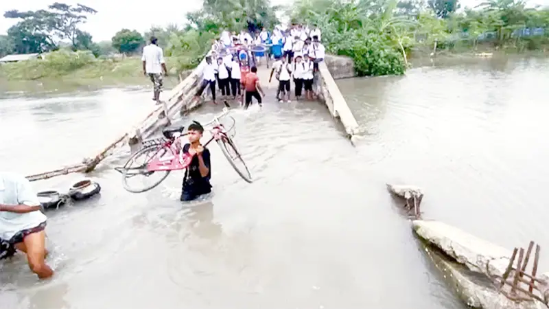 সাতক্ষীরায় ভাঙা সেতুতে ভোগান্তি সাতক্ষীরায় ভাঙা সেতুতে ভোগান্তি