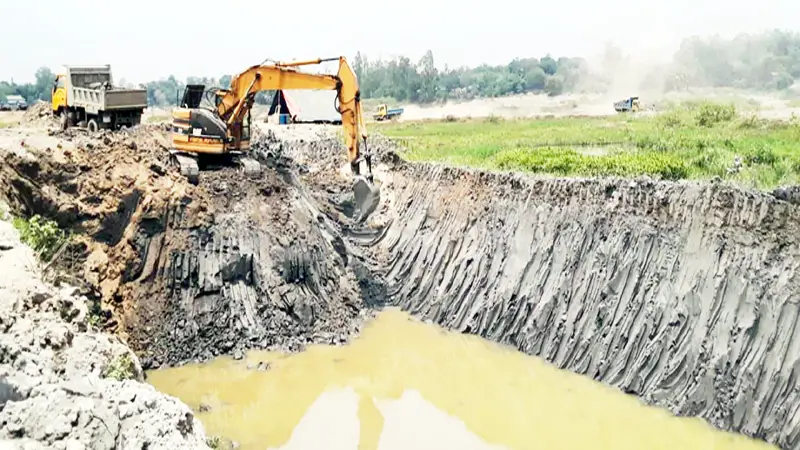 মির্জাপুরে ফসলি জমির মাটি লুটের মচ্ছব মির্জাপুরে ফসলি জমির মাটি লুটের মচ্ছব