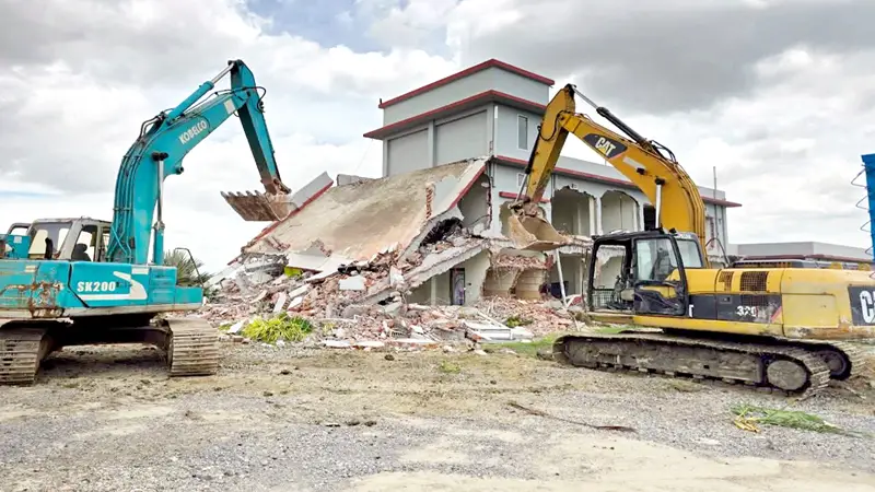 সীতাকুণ্ডে শিপ ইয়ার্ড উচ্ছেদ করল জেলা প্রশাসন সীতাকুণ্ডে শিপ ইয়ার্ড উচ্ছেদ করল জেলা প্রশাসন