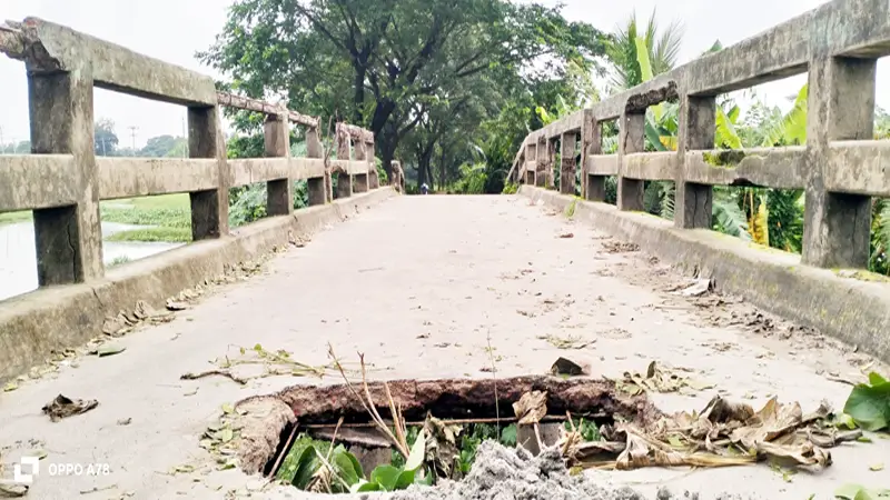 সোনারগাঁয়ে ভাঙা ব্রিজে চলাচলে ভোগান্তি সোনারগাঁয়ে ভাঙা ব্রিজে চলাচলে ভোগান্তি