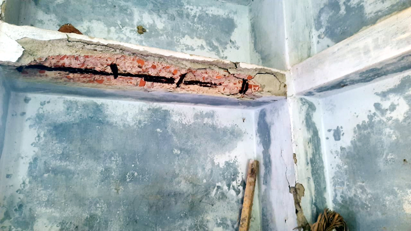 ঝুঁকিপূর্ণ ভবনে চলছে শিক্ষার্থীদের পাঠদান ঝুঁকিপূর্ণ ভবনে চলছে শিক্ষার্থীদের পাঠদান