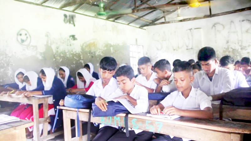 ঝুঁকিপূর্ণ ভবনে চলছে পাঠদান ঝুঁকিপূর্ণ ভবনে চলছে পাঠদান