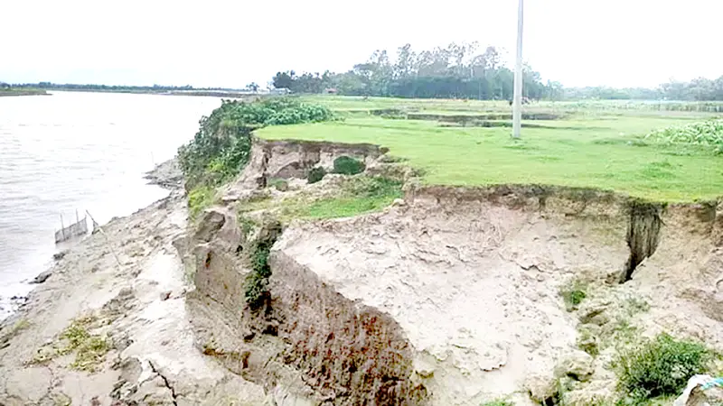 শেরপুরে ব্রহ্মপুত্রের ভাঙনে বিলীন হচ্ছে বসতভিটা, ফসলি জমি শেরপুরে ব্রহ্মপুত্রের ভাঙনে বিলীন হচ্ছে বসতভিটা, ফসলি জমি