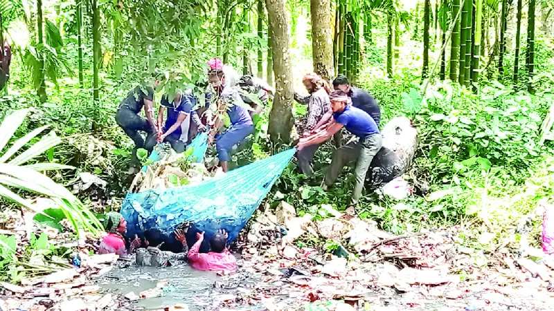 মঠবাড়িয়ায় খালের ময়লা-আবর্জনা অপসারণে স্বেচ্ছাসেবকরা মঠবাড়িয়ায় খালের ময়লা-আবর্জনা অপসারণে স্বেচ্ছাসেবকরা