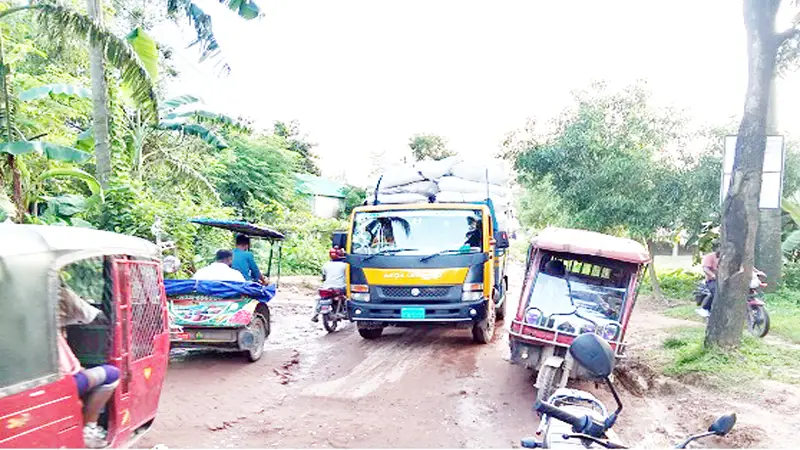 কালিয়াকৈরে রাস্তার বেহালদশা কালিয়াকৈরে রাস্তার বেহালদশা