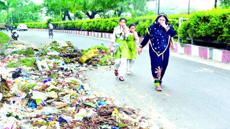রাজশাহীতে সড়ক যেন  ময়লার ভাগাড় 