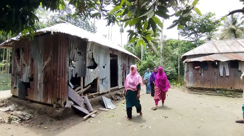 নড়াইলে আ’লীগ নেতার নেতৃত্বে বিএনপি নেতাদের বাড়িঘর ও অফিসে হামলা নড়াইলে আ’লীগ নেতার নেতৃত্বে বিএনপি নেতাদের বাড়িঘর ও অফিসে হামলা