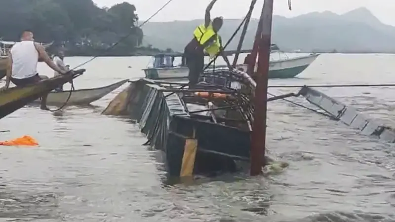 যাত্রীবাহী নৌকা ডুবে নিখোঁজ ১০০ জন যাত্রীবাহী নৌকা ডুবে নিখোঁজ ১০০ জন