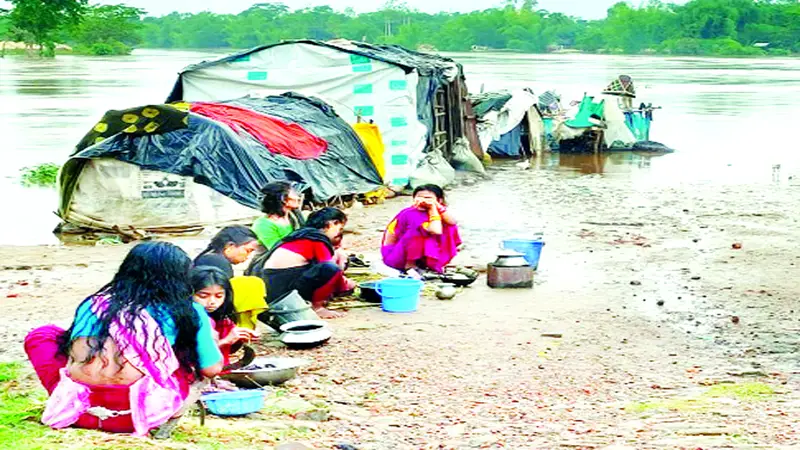 বন্যায় নারীর সংগ্রাম বন্যায় নারীর সংগ্রাম