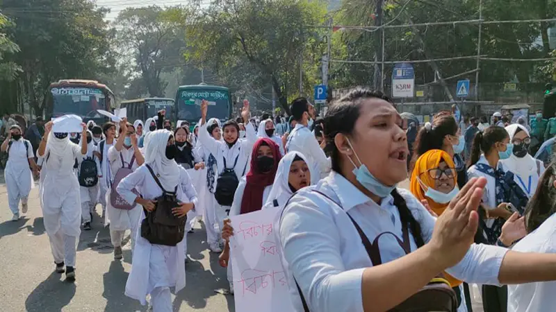 শিক্ষার্থীদের জন্য নিরাপদ সড়ক তৈরিতে সমন্বিত পদক্ষেপ জরুরি শিক্ষার্থীদের জন্য নিরাপদ সড়ক তৈরিতে সমন্বিত পদক্ষেপ জরুরি