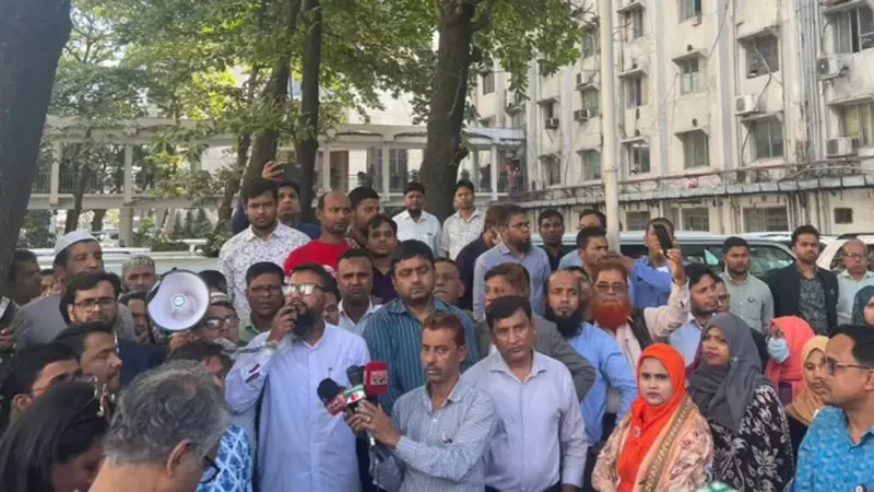 দাবি আদায়ে আন্দোলনে সচিবালয়ের কর্মচারীরা দাবি আদায়ে আন্দোলনে সচিবালয়ের কর্মচারীরা