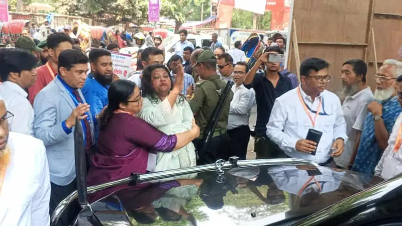 গভর্নরের গাড়ির সামনে শুয়ে পড়লেন ব্র্যাক ব্যাংকের চাকরিচ্যুতরা গভর্নরের গাড়ির সামনে শুয়ে পড়লেন ব্র্যাক ব্যাংকের চাকরিচ্যুতরা