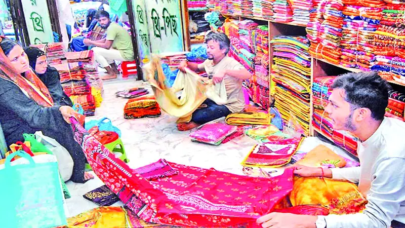 জমে উঠেছে ইসলামপুরের পাইকারি কাপড়ের বাজার জমে উঠেছে ইসলামপুরের পাইকারি কাপড়ের বাজার