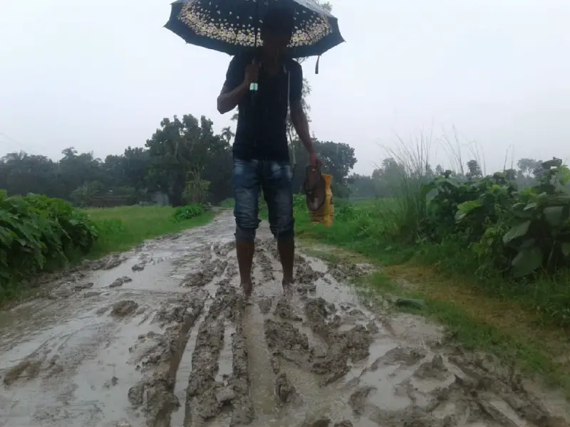 মাত্র এক কিলোমিটার রাস্তা না থাকায় পিছিয়ে পড়ছে গোটা মহল্লা মাত্র এক কিলোমিটার রাস্তা না থাকায় পিছিয়ে পড়ছে গোটা মহল্লা