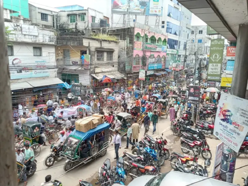 ফুটপাত দখল ও অপরিকল্পিত বহুতল ভবন নির্মাণে যানজটের সৃষ্টি