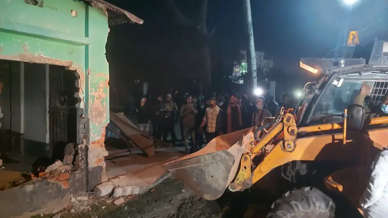 গুঁড়িয়ে দেওয়া হলো গাইবান্ধা জেলা আ.লীগের কার্যালয় গুঁড়িয়ে দেওয়া হলো গাইবান্ধা জেলা আ.লীগের কার্যালয়