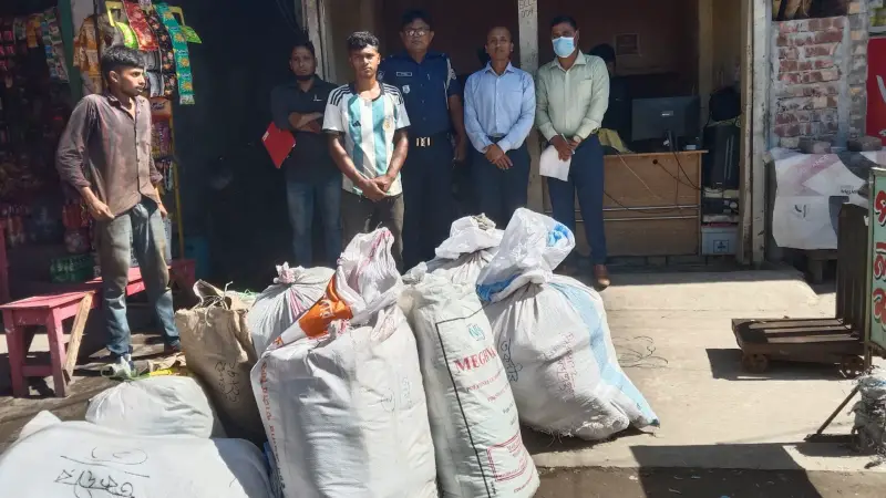 পলিথিন বিরোধী অভিযান অব্যাহত: ৮৮ হাজার টাকা জরিমানা, ৯৩৬ কেজি পলিথিন জব্দ পলিথিন বিরোধী অভিযান অব্যাহত: ৮৮ হাজার টাকা জরিমানা, ৯৩৬ কেজি পলিথিন জব্দ
