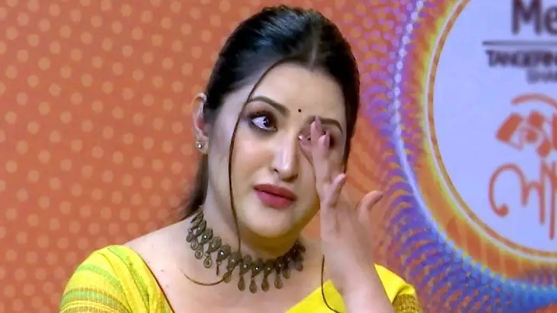 কাঁধে হাত রেখে সান্ত্বনা দেওয়ার মানুষ নেই পরীমণির কাঁধে হাত রেখে সান্ত্বনা দেওয়ার মানুষ নেই পরীমণির