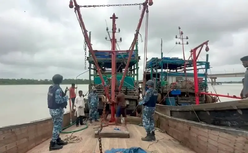 কলাপাড়ায় কোস্টগার্ডের অভিযানে তিনটি অবৈধ ট্রলিং বোট জব্দ, আটক ৯ জেলে কলাপাড়ায় কোস্টগার্ডের অভিযানে তিনটি অবৈধ ট্রলিং বোট জব্দ, আটক ৯ জেলে