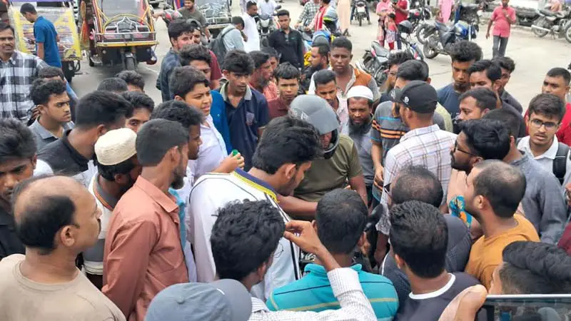 কোটা বিরোধী আন্দোলনে উত্তাল পবিপ্রবি ক্যাম্পাস কোটা বিরোধী আন্দোলনে উত্তাল পবিপ্রবি ক্যাম্পাস