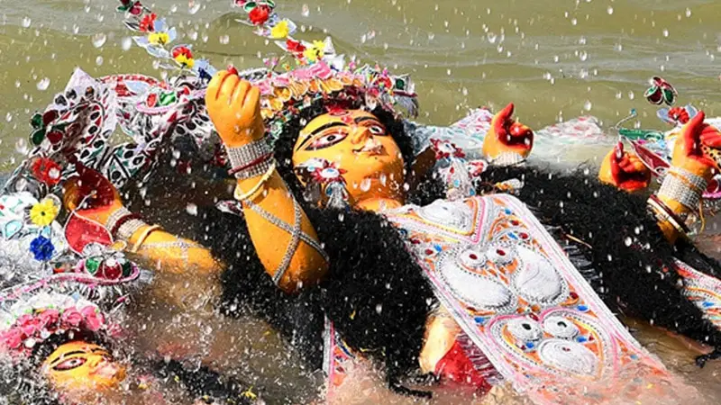 প্রতিমা বিসর্জনে আজ শেষ হচ্ছে দুর্গোৎসব প্রতিমা বিসর্জনে আজ শেষ হচ্ছে দুর্গোৎসব