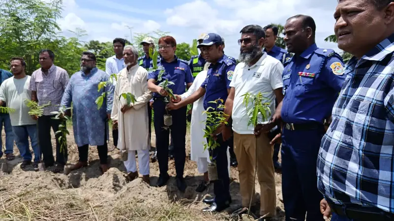 পরিবেশ রক্ষায় ট্যুরিস্ট পুলিশের উদ্যোগে বৃক্ষরোপণ