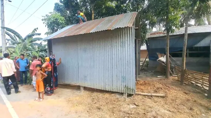 নির্মাণাধীন রাস্তা বন্ধ করে ঘর নির্মাণ, বিপাকে ৫০ পরিবার নির্মাণাধীন রাস্তা বন্ধ করে ঘর নির্মাণ, বিপাকে ৫০ পরিবার
