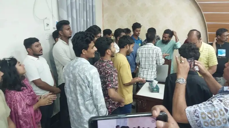 যশোরে জুলাই গণঅভ্যত্থানে আহতদের অনুদানের চেক বিতরণ অনুষ্ঠানে তালিকায় ‘ভূয়া আহত’ অন্তর্ভুক্তির প্রতিবাদে হট্টগোল যশোরে জুলাই গণঅভ্যত্থানে আহতদের অনুদানের চেক বিতরণ অনুষ্ঠানে তালিকায় ‘ভূয়া আহত’ অন্তর্ভুক্তির প্রতিবাদে হট্টগোল