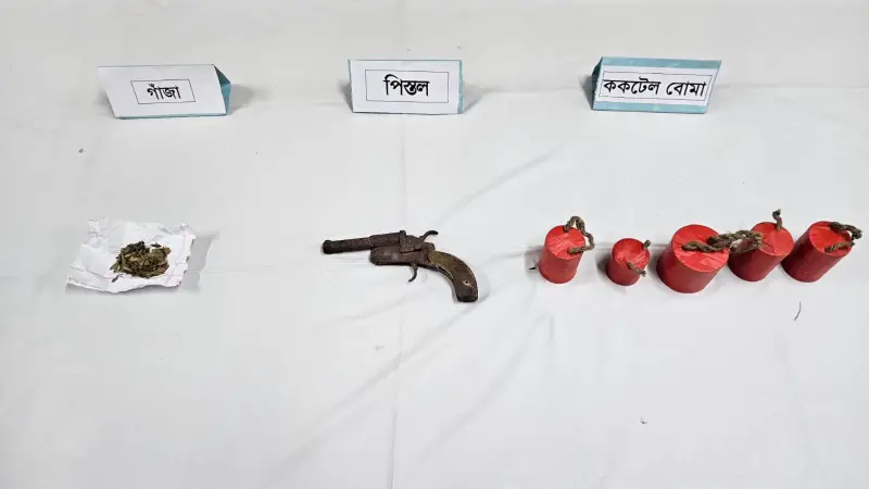 সেনাবাহিনীর অভিযানে অস্ত্র, ককটেল ও মাদক উদ্ধার সেনাবাহিনীর অভিযানে অস্ত্র, ককটেল ও মাদক উদ্ধার