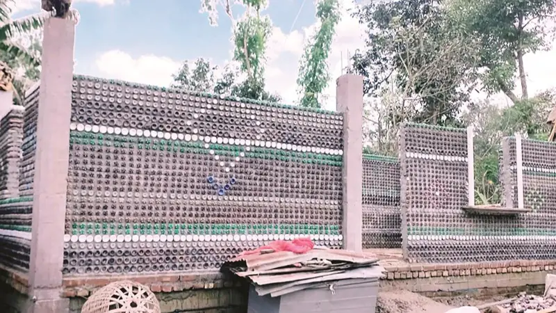 প্লাস্টিকের বোতল দিয়েই তৈরি হচ্ছে দৃষ্টিনন্দন বাড়ি প্লাস্টিকের বোতল দিয়েই তৈরি হচ্ছে দৃষ্টিনন্দন বাড়ি