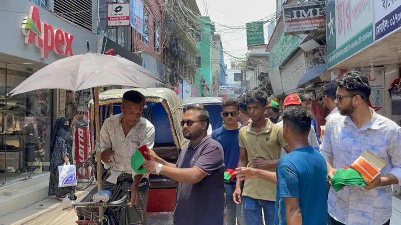 বাগেরহাটে দাবদাহে শ্রমজীবীদের সহায়তায় মহিলাদল ও ছাত্রদলের স্যালাইন-ঠান্ডা পানি বিতরণ বাগেরহাটে দাবদাহে শ্রমজীবীদের সহায়তায় মহিলাদল ও ছাত্রদলের স্যালাইন-ঠান্ডা পানি বিতরণ