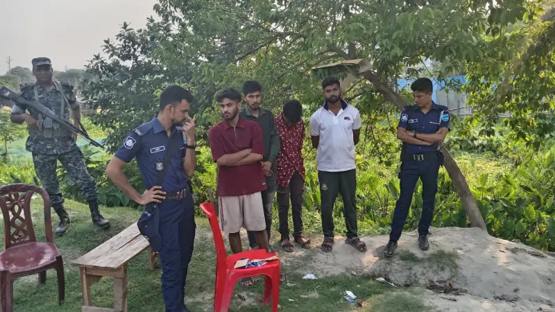 শ্রীধাম শ্রী অঙ্গন মন্দিরের সামনে ৪ চাঁদাবাজ গ্রেফতার শ্রীধাম শ্রী অঙ্গন মন্দিরের সামনে ৪ চাঁদাবাজ গ্রেফতার