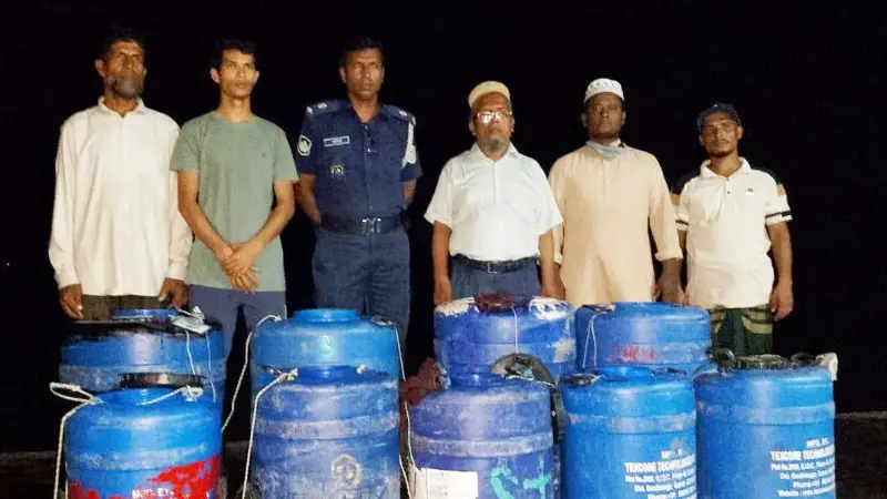 লালমোহনে ১০ লাখ চিংড়ির রেণু জব্দ, আটক ৫ লালমোহনে ১০ লাখ চিংড়ির রেণু জব্দ, আটক ৫