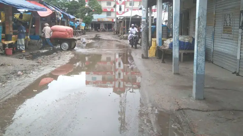 রাস্তা নয় যেন জলাবদ্ধ খাল! তারাগঞ্জ বাজারে চলাচলে চরম ভোগান্তি রাস্তা নয় যেন জলাবদ্ধ খাল! তারাগঞ্জ বাজারে চলাচলে চরম ভোগান্তি