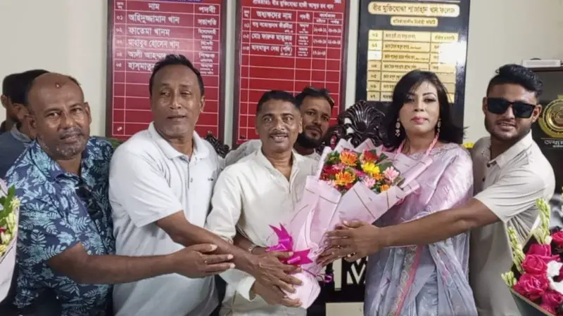 বীর মুক্তিযোদ্ধা শাজাহান খান ডিগ্রি কলেজের সভাপতি হিসেবে বিএনপি নেত্রী ডেইজিকে সংবর্ধনা
