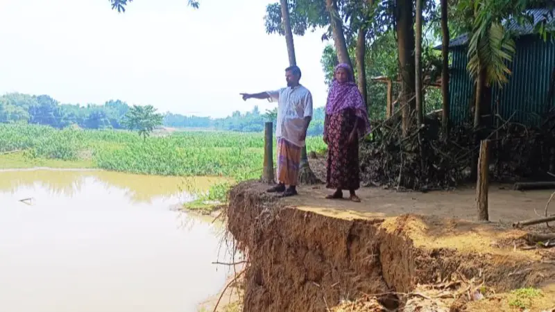 অবৈধ বালু উত্তোলনে নদীতে ভাঙন, হুমকিতে বসতবাড়ি 